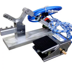 内側のワイヤーをプラスチック製のワイヤークローホルダーに配置します