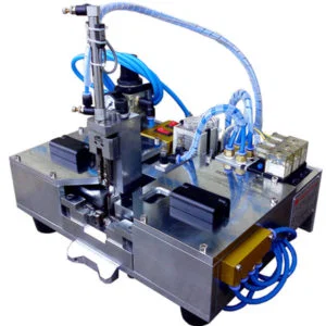 内側のワイヤーをプラスチック製のワイヤークローホルダーに配置します