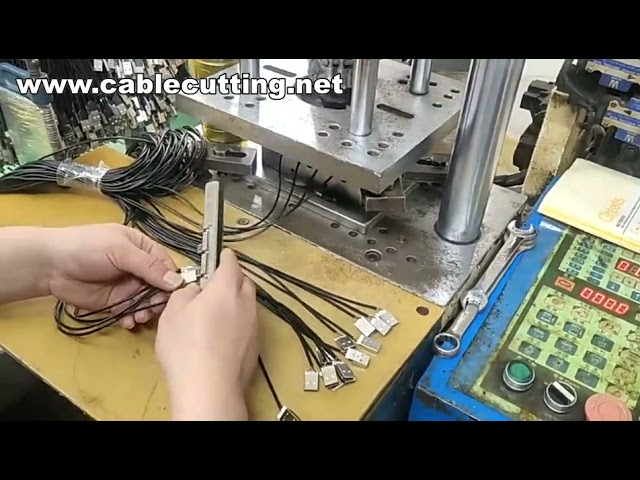 USBワイヤー射出成形金型｜ケーブルプラグ・USB配線用高精度金型