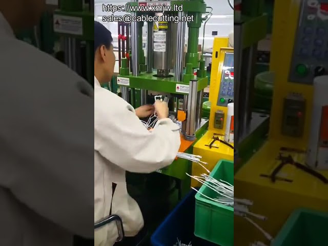 小型垂直射出成形機 | PVCワイヤープラグのオーバーモールドに最適