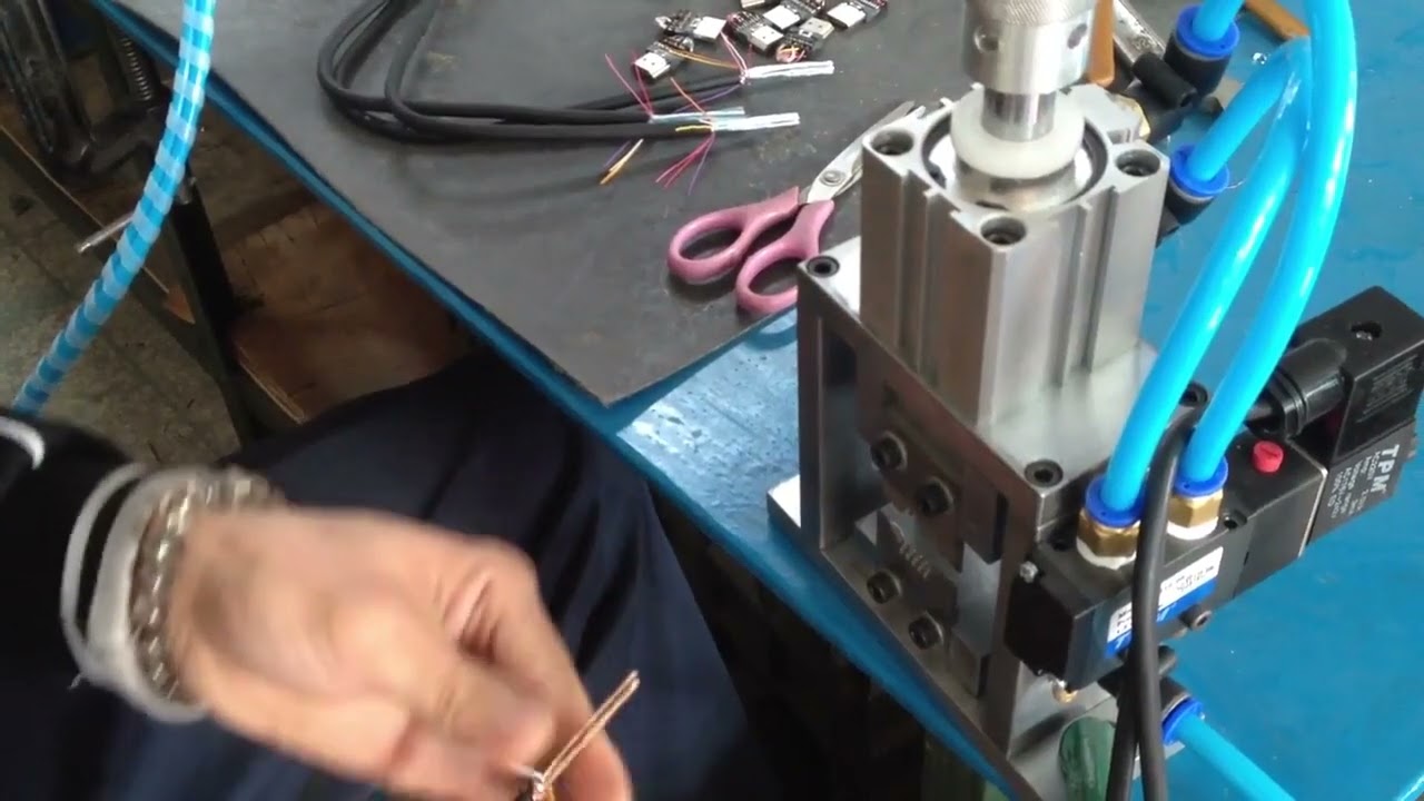 垂直切断式アルミホイル包装機 WPM-901 | 高精度・高効率の工業用加工機