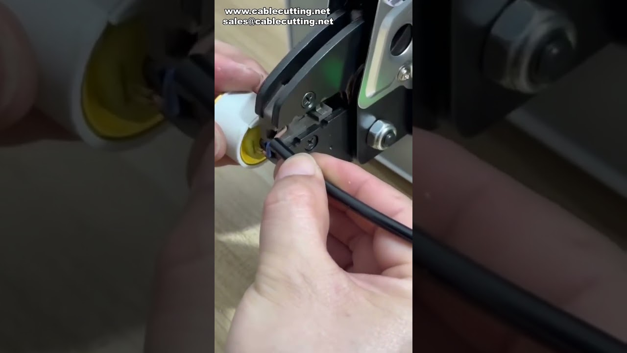 照明コネクタ向けプロ用電線圧着機 | 高精度・高速生産を実現