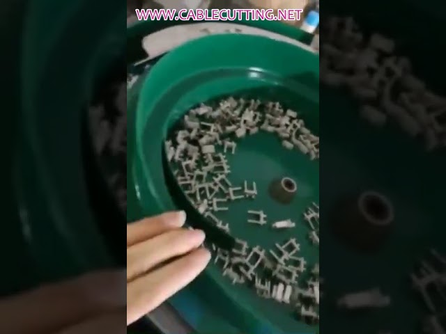 3ピンプラグ圧着機｜自動端子圧着で生産効率アップ