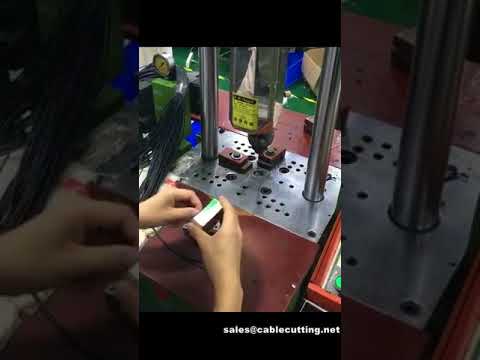 イヤホン射出成形機 ｜ 高精度ヘッドフォン製造プロセス